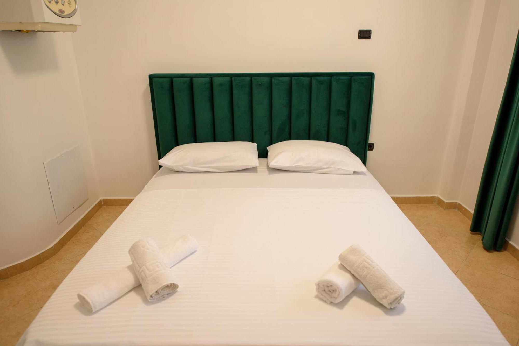 Olivium Rooms Vlorë Esterno foto